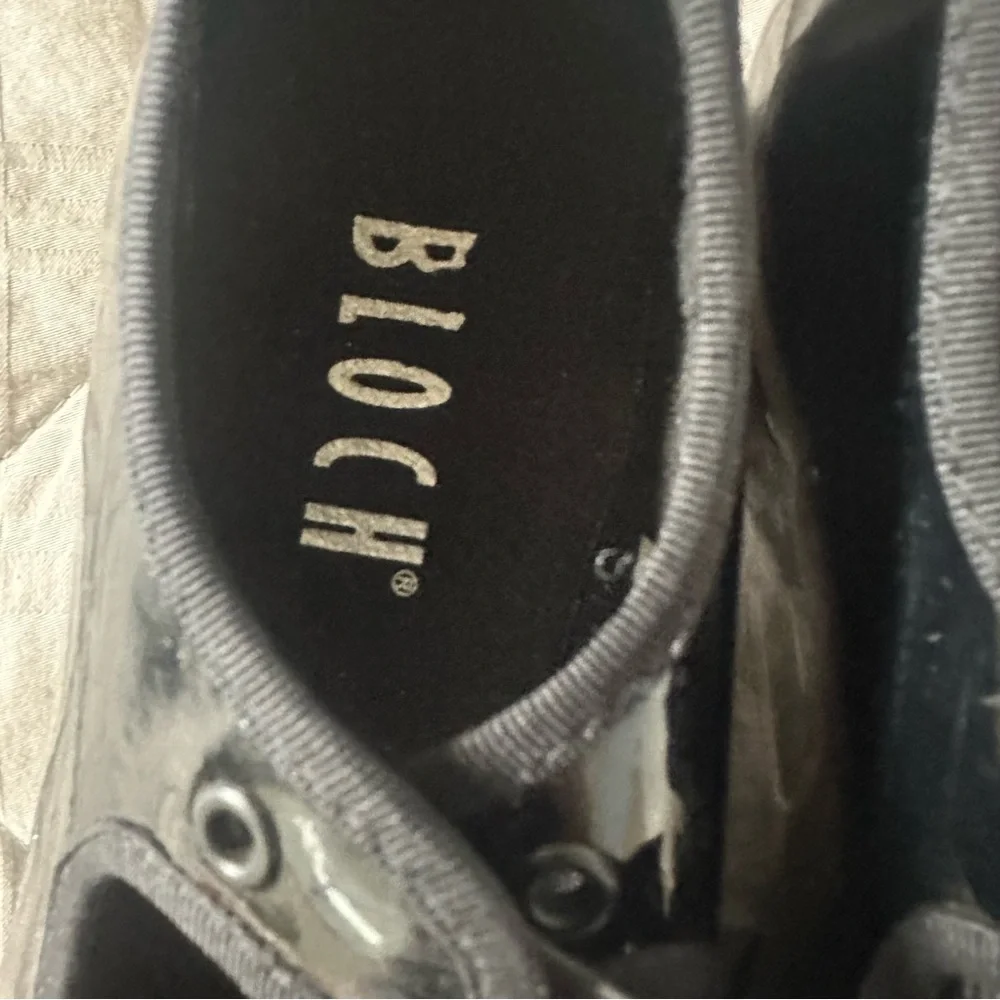 Bloch Kids Black Patent Tap Shoes with Snap Strap- Sz 1 M